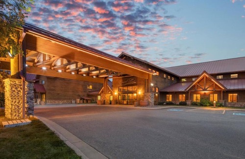 Rothschild House | King Studio With Access to Pool, Hot Tub, and Gym