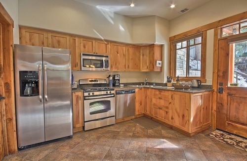 Yosemite West House | King Suite for Active Couples Inside Yosemite Gate, Your Basecamp for Adventure!