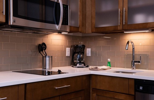St. George Apartment | King Suite | Free Breakfast + Pool & Hot Tub Acess. Couples Retreat!