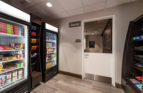 St. George Apartment | King Suite | Free Breakfast + Pool & Hot Tub Acess. Couples Retreat!