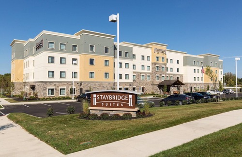 Newark Condo | King Suite. Free Breakfast. Pool. Shared BBQ. Great for Business Travelers!