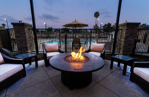Newark Condo | King Suite. Free Breakfast. Pool. Shared BBQ. Great for Business Travelers!