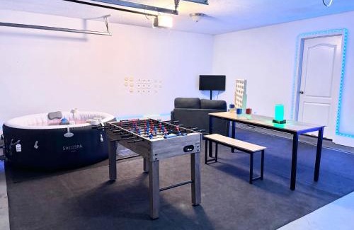 Ellenwood House | King Suite - Half Bath - Gym - Game Room - Hot Tub