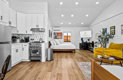 Flagler Village Apartment | King Suite in a Tropical Retreat Freedom House Fort Lauderdale FL Suite 5