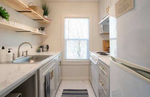 Gold Hill Apartment | King Suite just off of I-5 directly on the Rogue River. Coffee shop across the street!