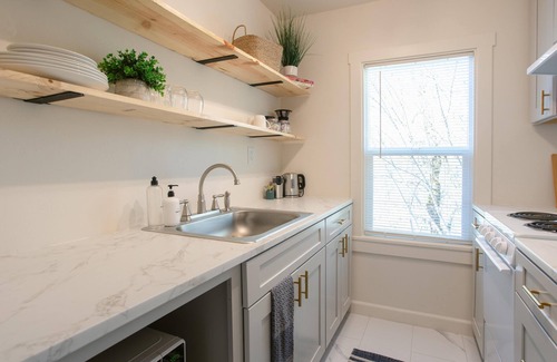 Gold Hill Apartment | King Suite just off of I-5 directly on the Rogue River. Coffee shop across the street!