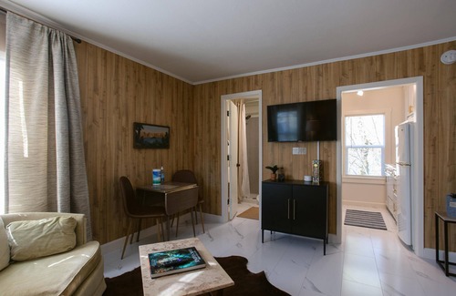 Gold Hill Apartment | King Suite just off of I-5 directly on the Rogue River. Coffee shop across the street!