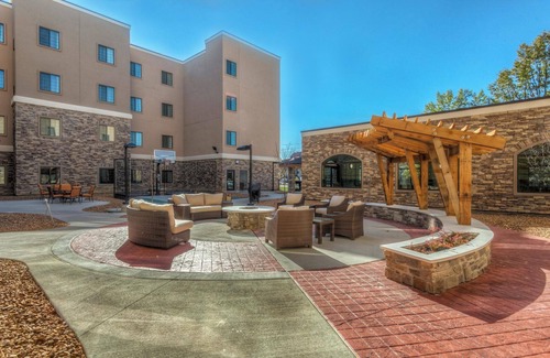 Maryland Heights Condo | King Suite Near Edward Jones! Shared BBQ Area + Shared Pool On-Site