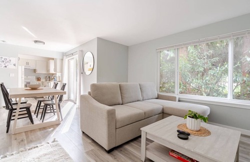 Gatewood Apartment | King Suite Near Lincoln Park