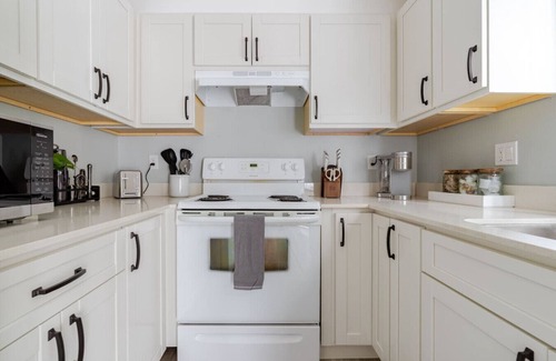 Gatewood Apartment | King Suite Near Lincoln Park