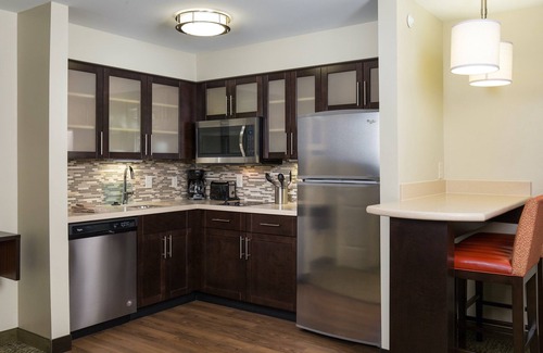 Polaris Apartment | King Suite Near Ohio State University. Free Breakfast Included. Pool Access.