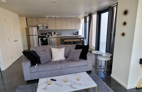 Orange Apartment | King Suite-private patio-close to NJPAC Prudential