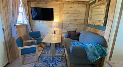 Cedaredge Cabin | King Suite with a Full Kitchen and Balcony at the Cedaredge Lodge