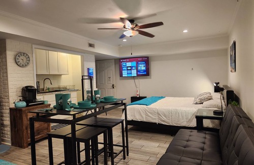 Kernersville House | KingBed Hot Tub BBQ Games Hypoallergenic