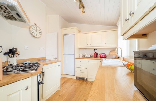 Tiddington Cabin | Kingfisher lodge with wonderful river views just 1 mile from Stratford upon Avon