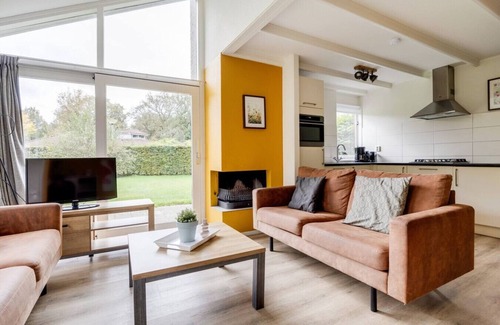 Zwiggelte House | Kingfisher I Holiday Home with Fine Garden