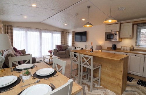 Evesham Cottage | KINGFISHER LODGE 36, with a garden in Evesham