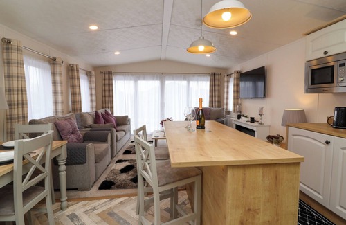 Evesham Cottage | KINGFISHER LODGE 36, with a garden in Evesham