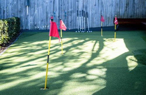 Caloundra House | Kings Beach Home with Pool and Putt Putt