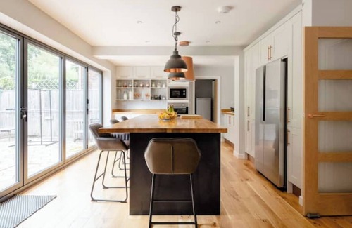 Crawley House | Kings Size full en-suite room on leafy avenue.