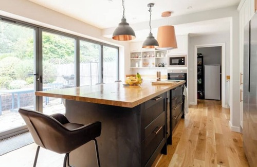 Crawley House | Kings Size full en-suite room on leafy avenue.