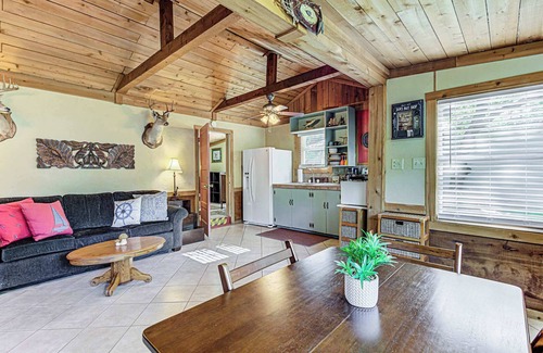 Kingsland House | Kingsland Duo – 2 Cottages in 1 w/Lakeview!