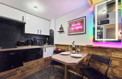 Rhondda Cynon Taff Cabin | Kinky Kabin w/Hot Tub, Sauna and Rooftop Garden