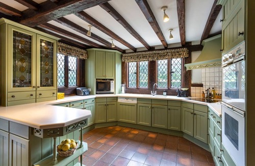 Billingshurst Villa | Kirdford Farmhouse - Five Bedroom Villa, Sleeps 10