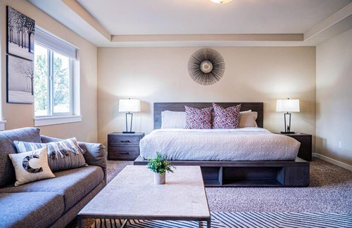 North Rose Hill House | Kirkland Luxury Tranquil Retreat 7BR w Office
