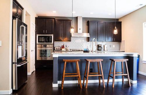 North Rose Hill House | Kirkland Luxury Tranquil Retreat 7BR w Office
