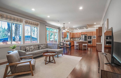 South Juanita House | Kirkland's Expansive Custom Built Home Near Juanita