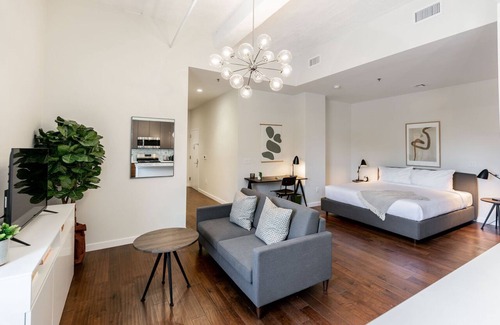Central Business District Apartment | Kislak 301Chic Studio in the Heart of Downtown