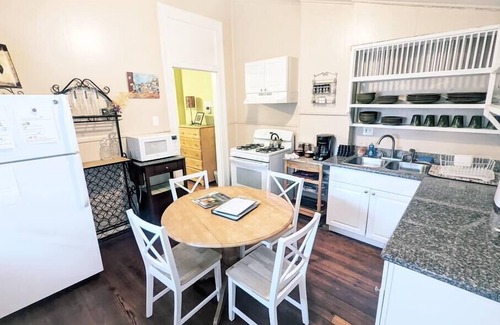 Bywater Bed & Breakfast | Kitchen, Hot Tub, W/D Sleeps 4 in Bywater near FQ