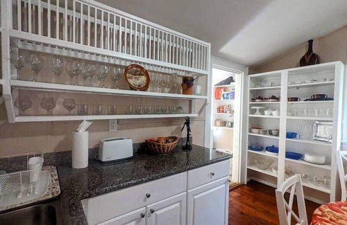 Bywater Bed & Breakfast | Kitchen, Hot Tub, W/D Sleeps 4 in Bywater near FQ