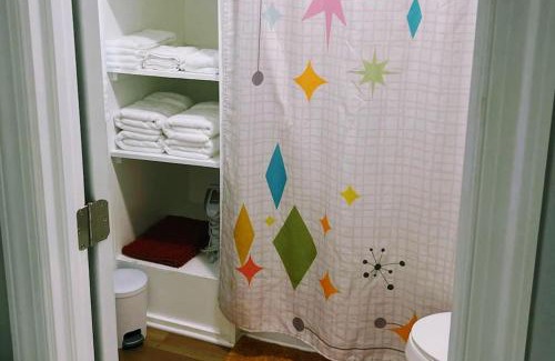 James City House | Kitchen, Laundry & Fenced Yard