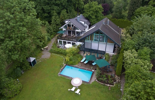Holzhausen Apartment | Kitchen with gas stove, own barbecue area with a small garden, king-size beds