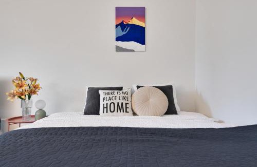 Vantaa Apartment | Kivis Modern Studio near Train Mall & Airport