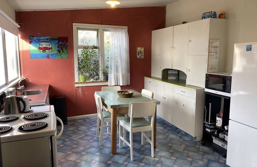 Picton House | Kiwi bach, pet friendly, comfy, quiet and central