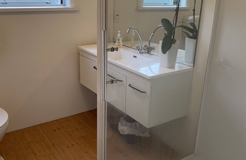 Picton House | Kiwi bach, pet friendly, comfy, quiet and central