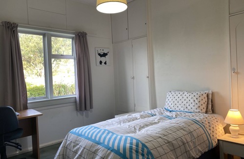 Picton House | Kiwi bach, pet friendly, comfy, quiet and central