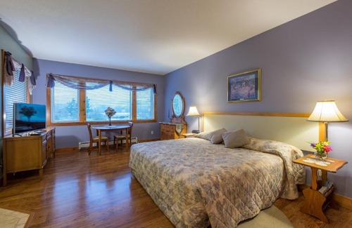 North Oyster Cabin | Kiwi Cove Lodge