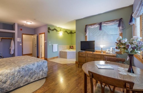North Oyster Cabin | Kiwi Cove Lodge