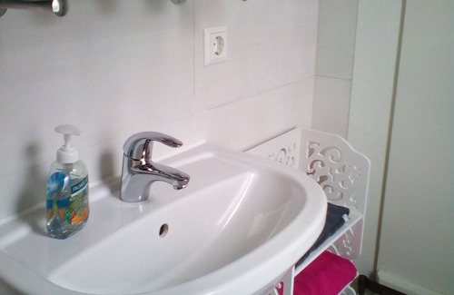Deisslingen Apartment | kl. Apartment 1 single bed near HFU u. MHS with bathroom and kitchenette