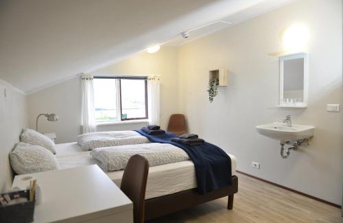 Kirkjubaejarklaustur City Center House | Klausturhof Guesthouse