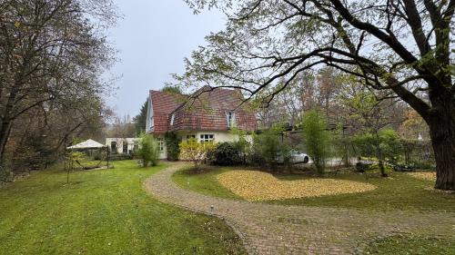 Braunfels Villa | Klimaanlage, 5 Sterne Villa Bahnhoftraum, plus NEU zubuchbares Event, 333 qm, 1200qm Garten, virtueller Rundgang, Dachterrasse, Whirlpoolbadewanne