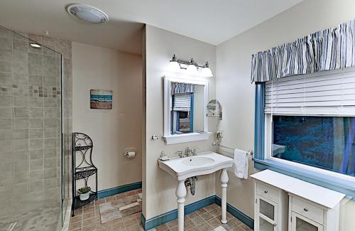 Boothbay House | Knickerbocker Lake Retreat