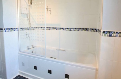 Uphall Apartment | Knightsridge House Apartment near M8