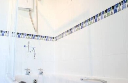 Uphall Apartment | Knightsridge House Apartment near M8