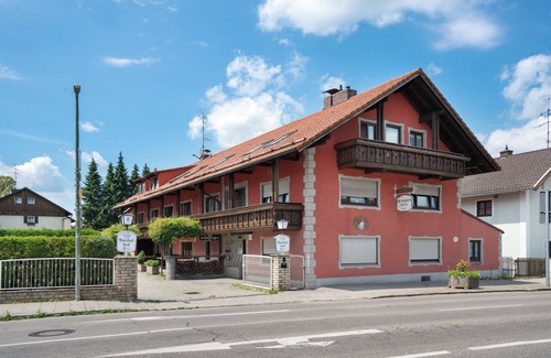 Munchen District Apartment | Knödelhof ‘Room A’, 2-bed room with shared terrace and WLAN