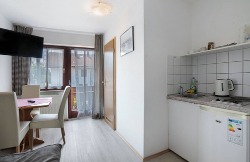 Munchen District Apartment | Knödeöhof 'Zimmer 1' (sleeps 4) with Shared Terrace, Balcony and Wi-Fi